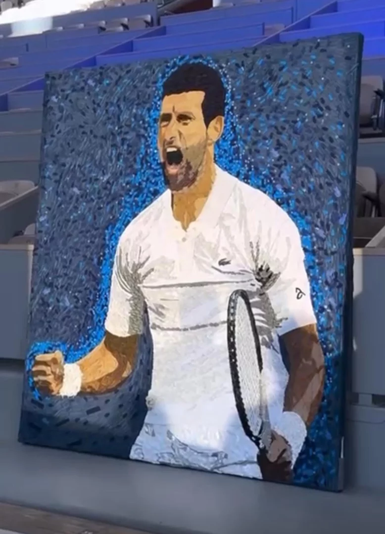 Paris Roland Garros’ta Türk İmzası: Serkan Şerefhanoğlu’ndan Djokovic Portresi ile Çevre ve Eğitime Duyarlı Mesaj!